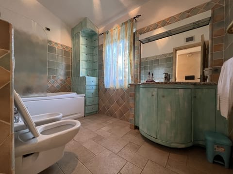 Family House | Bathroom | Shower, hair dryer, bidet, towels