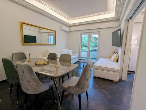 Apartment, 3 Bedrooms | In-room dining