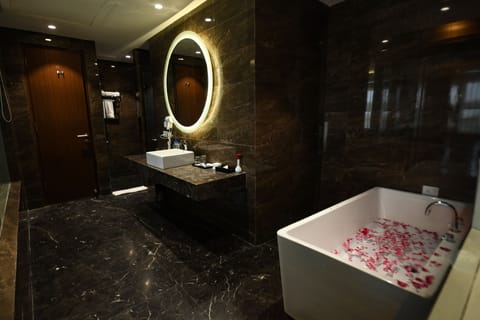 Suite | Bathroom | Shower, rainfall showerhead, free toiletries, towels