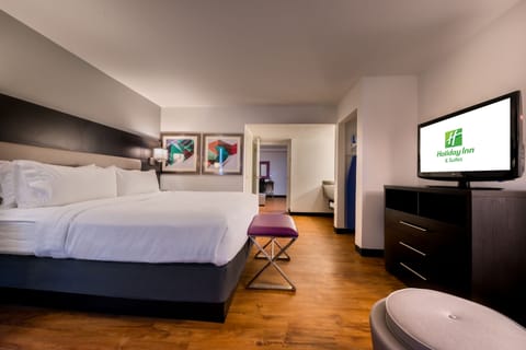 1 bedroom, pillowtop beds, desk, laptop workspace