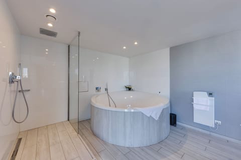 Honeymoon Suite, 1 Bedroom | Minibar, blackout drapes, soundproofing, free WiFi