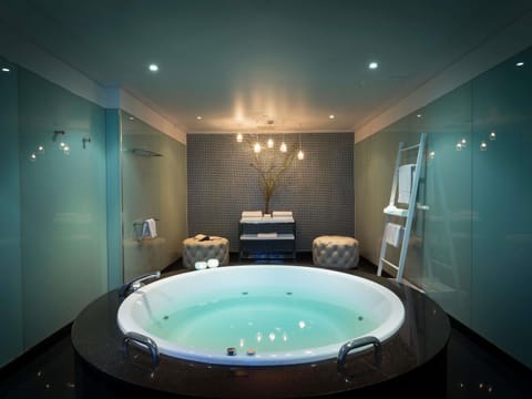 Loft, 1 King Bed | Premium bedding, pillowtop beds, minibar, in-room safe