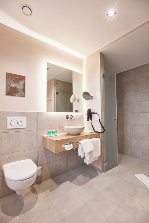 Deluxe Double Room | Bathroom | Shower, free toiletries, hair dryer, towels