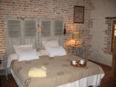 Traditional Room | Premium bedding, individually decorated, individually furnished, desk