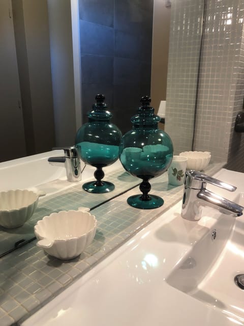 Comfort Double Room | Bathroom | Shower, rainfall showerhead, free toiletries, towels