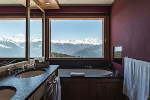 Deluxe Room | Egyptian cotton sheets, premium bedding, down comforters, pillowtop beds