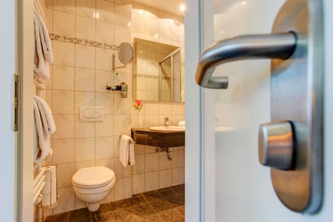 Double Room | Bathroom | Shower, free toiletries, hair dryer, towels