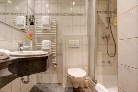 Double Room | Bathroom | Shower, free toiletries, hair dryer, towels