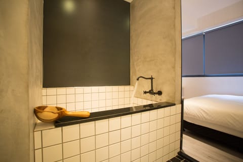 Elite Double Room | Desk, free WiFi, bed sheets