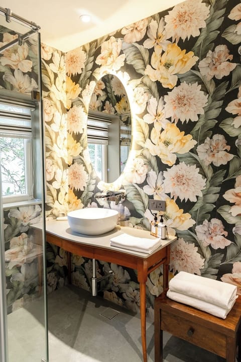 Super Deluxe With Balcony | Bathroom | Shower, free toiletries, hair dryer, bathrobes