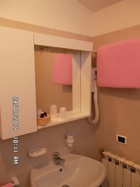 Double Room | Bathroom | Shower, free toiletries, bathrobes, bidet