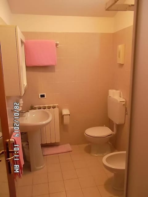 Shower, free toiletries, bathrobes, bidet