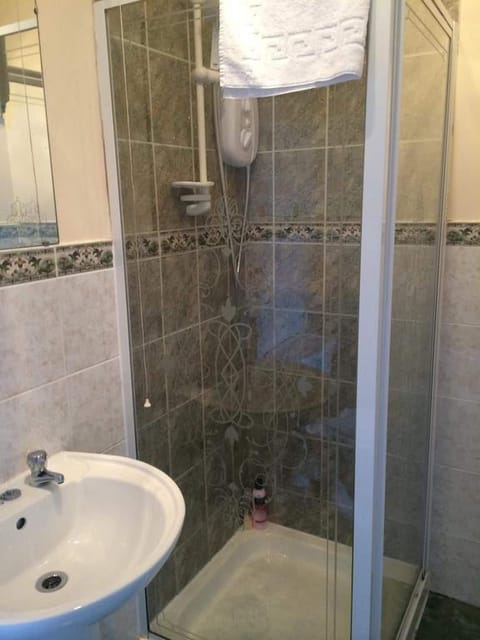 Twin Room, Ensuite, Garden View (Large) | Bathroom | Shower, towels