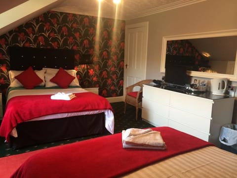 Family Room, Ensuite | Iron/ironing board, free WiFi, bed sheets