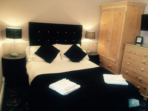 Classic Double Room, Shared Bathroom, Sea View | Iron/ironing board, free WiFi, bed sheets