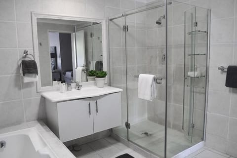 Triple Room | Bathroom | Hair dryer, towels, soap, shampoo