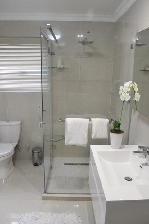 Luxury Room, Balcony | Bathroom | Hair dryer, towels, soap, shampoo