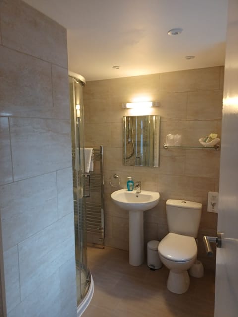 King Room | Bathroom | Free toiletries, hair dryer, bathrobes, slippers