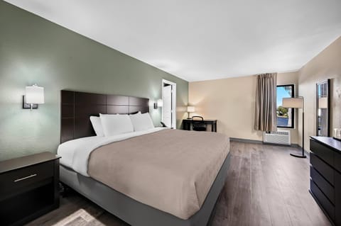 1 King Bed Suite w/ Efficiency Non Smoking | Premium bedding, down comforters, desk, laptop workspace