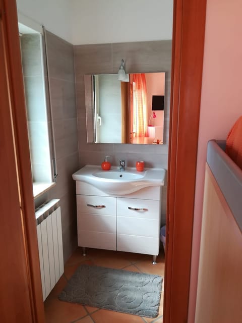 Shower, rainfall showerhead, free toiletries, hair dryer