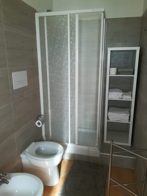 Shower, rainfall showerhead, free toiletries, hair dryer