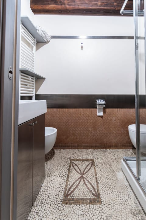 Basic Room | Bathroom | Shower, hair dryer, bidet