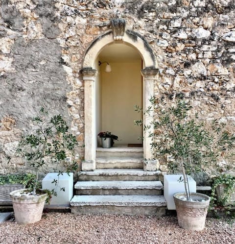 Deluxe Apartment | Down comforters, iron/ironing board, free WiFi, bed sheets