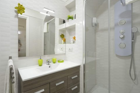 Business Room, City View | Bathroom | Shower, free toiletries, hair dryer, bidet