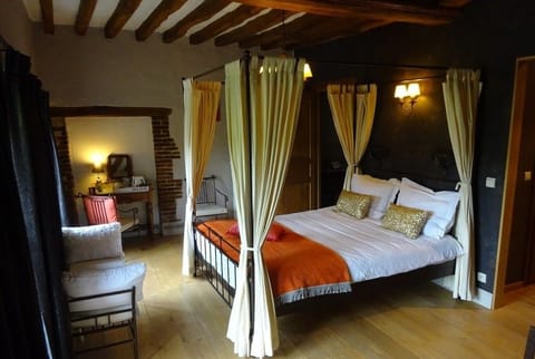 Double Room | Desk, WiFi (free), bed sheets