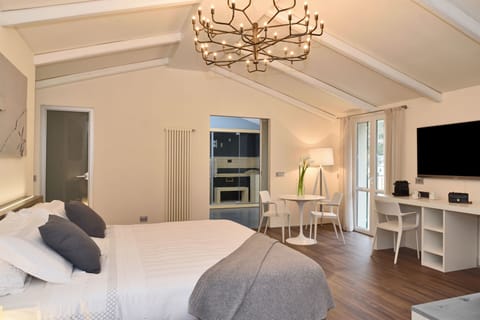 Luxury Suite, 1 King Bed, Jetted Tub | Egyptian cotton sheets, premium bedding, down comforters, minibar