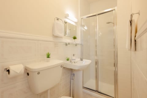 Shower, free toiletries, hair dryer, towels