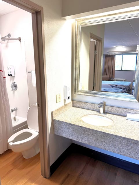 Combined shower/tub, free toiletries, hair dryer (on request), towels