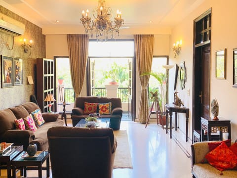 Classic Room, Garden View | Living area | Flat-screen TV