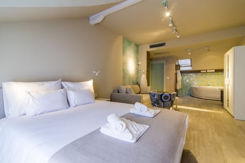 Deluxe Suite | Minibar, in-room safe, desk, laptop workspace