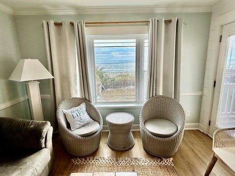 Condo, 3 Bedrooms | Living area