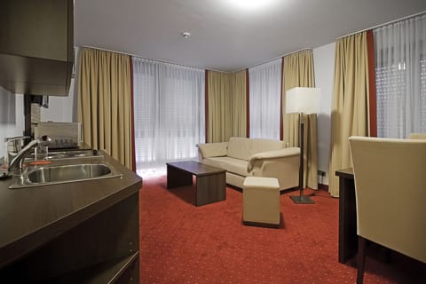 Studio Suite, 1 Bedroom | Minibar, in-room safe, desk, soundproofing