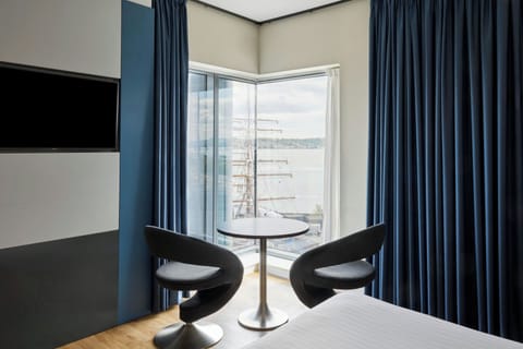 Room | In-room safe, desk, laptop workspace, iron/ironing board