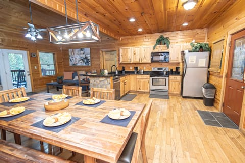 Cabin, 3 Bedrooms | Dining