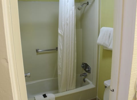 Combined shower/tub, free toiletries, hair dryer, towels