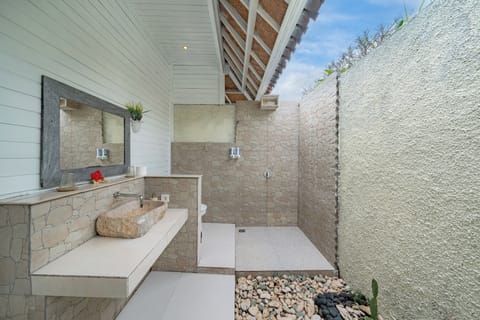 Standard Double Room | Bathroom | Shower, free toiletries, bathrobes, towels