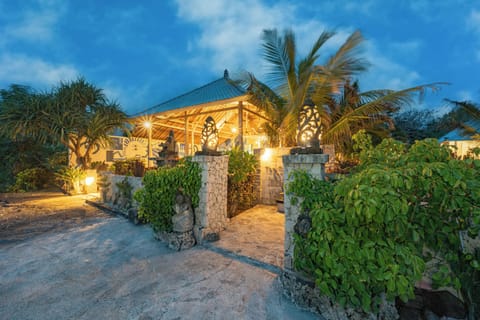 Breakfast, lunch, dinner served; local and international cuisine