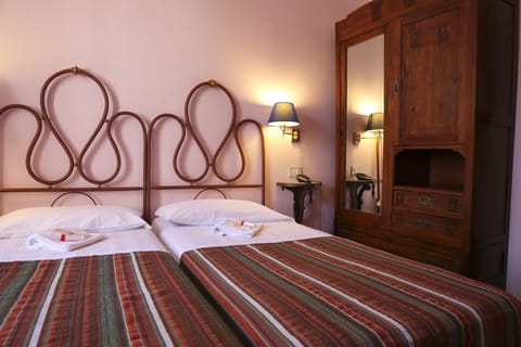 Standard Double or Twin Room, Shared Bathroom | Desk, cribs/infant beds, bed sheets