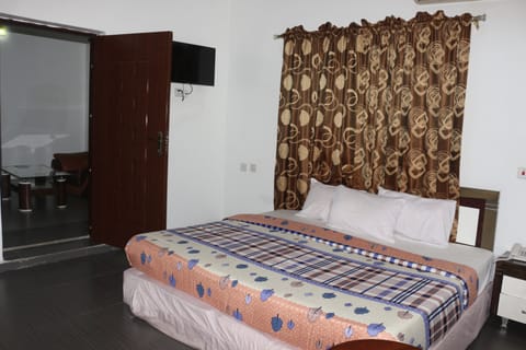 Business Suite | In-room safe, desk, free WiFi