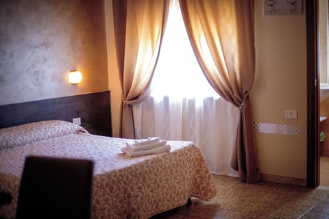 Deluxe Double Room | Minibar, cribs/infant beds, free WiFi