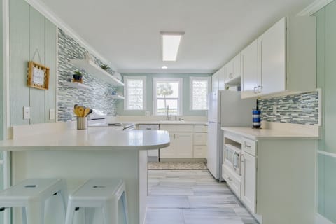 One Bedroom Waterfront Cottage #1821 - No Pets Allowed | Private kitchen | Fridge, microwave, oven, stovetop