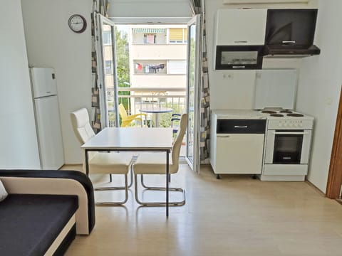Apartment with Balcony | Private kitchen | Freezer
