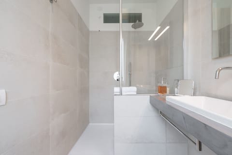 Superior Double Room, Private Bathroom, City View (Marina) | Bathroom | Shower, rainfall showerhead, eco-friendly toiletries, hair dryer