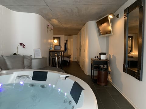 Luxury Double Room, Hot Tub (n°1) | 1 bedroom, premium bedding, Tempur-Pedic beds, individually decorated