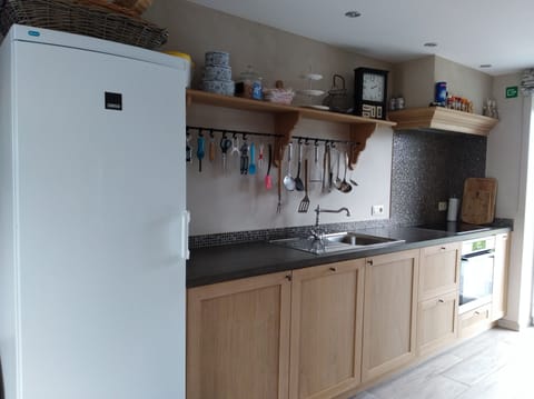 Full-size fridge, microwave, oven, stovetop