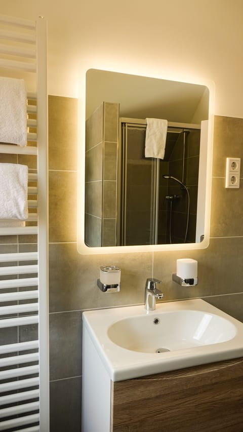 Ferienwohnung Witwe & Bolte | Bathroom | Shower, free toiletries, hair dryer, towels